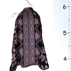 Lily White Black‎ & Red Floral Sleeveless Choker Collar Blouse Small